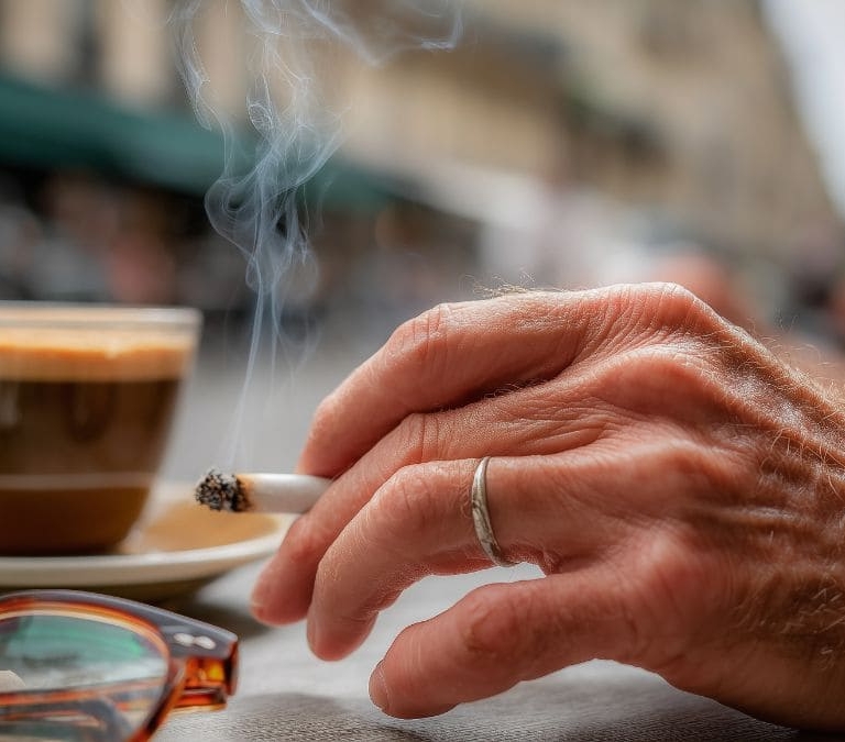La distancia mínima que debes guardar para que no te afecte el humo del tabaco