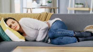 Esta es la posición en la que debes dormir si tienes problemas de acidez estomacal