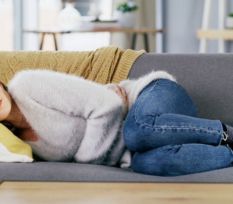 Esta es la posición en la que debes dormir si tienes problemas de acidez estomacal