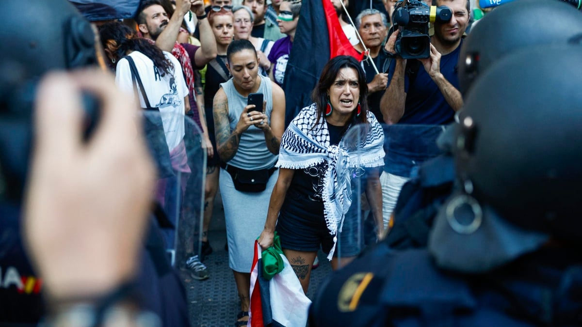 Manifestantes propalestinos cortan el recorrido de los ciclistas en el Paseo del Prado, este domingo.