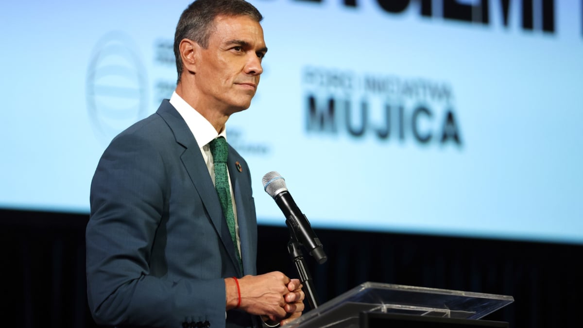 ACOMPAÑA CRÓNICA: EEUU MUJICA HOMENAJE USA4887. NUEVA YORK (ESTADOS UNIDOS), 24/09/2025.- El presidente del Gobierno de España, Pedro Sánchez, habla durante un evento titulado 'Democracia Siempre' este miércoles, en Nueva York (Estados Unidos). Los presidentes de España, Chile y Uruguay recordaron este miércoles en Nueva York el legado del expresidente uruguayo José "Pepe" Mujica, para quien la vida "siempre fue en plural". EFE/ Alberto Boal