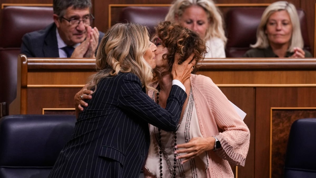 MADRID, 10/09/2025.- La ministra de Hacienda, María Jesús Montero (d) y la ministra de Trabajo, Yolanda Díaz, se saludan durante el debate para la reducción de la duración máxima de la jornada ordinaria de trabajo, este miércoles en el Pleno del Congreso de los Diputados. EFE/ Borja Sanchez-Trillo