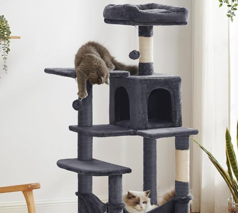 Este es el rascador para gatos con cueva y plataformas más vendido de Amazon ¡y con descuento!