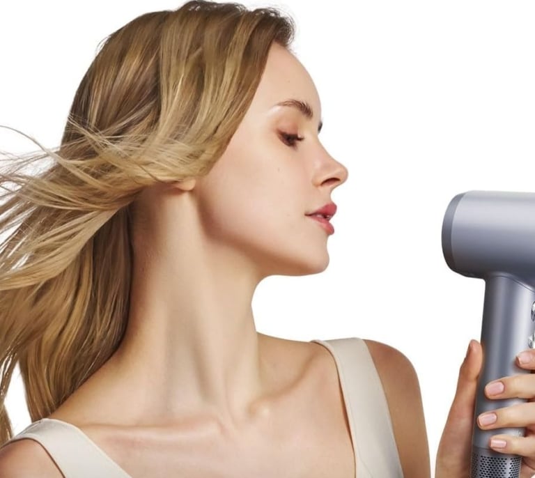 Boquillas magnéticas, anti frizz y silencioso: todo sobre el secador de pelo profesional que arrasa en Amazon