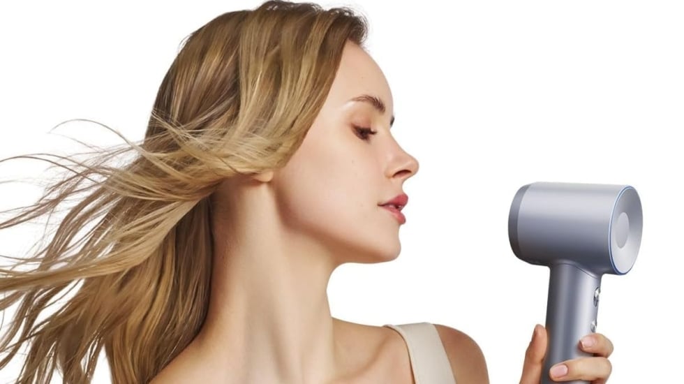 Boquillas magnéticas, anti frizz y silencioso: todo sobre el secador de pelo profesional que arrasa en Amazon