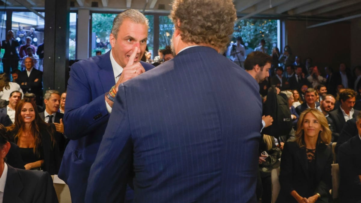 El diputado de Vox, Javier Ortega Smith, saluda a Iván Espinosa de los Monteros en la presentación de Atenea, su nuevo 'think tank', en Madrid este jueves