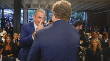 Ortega Smith rompe la disciplina de Abascal y arropa en solitario a Espinosa de los Monteros: "Vengo a abrazar a un amigo"