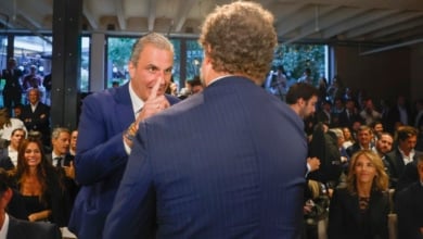 Ortega Smith rompe la disciplina de Abascal y arropa en solitario a Espinosa de los Monteros: "Vengo a abrazar a un amigo"