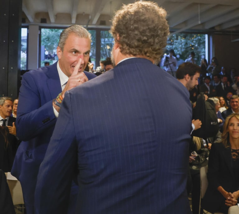 Ortega Smith rompe la disciplina de Abascal y arropa en solitario a Espinosa de los Monteros: "Vengo a abrazar a un amigo"