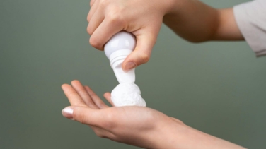 El truco viral para limpiar las sillas tapizadas con espuma de afeitar