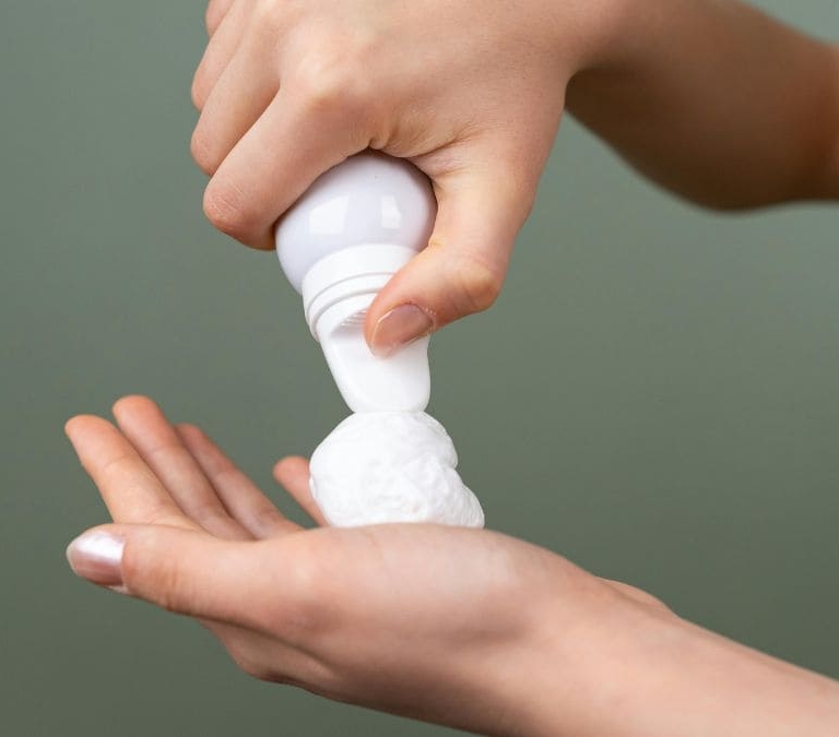 El truco viral para limpiar las sillas tapizadas con espuma de afeitar