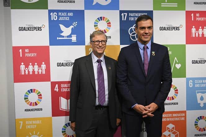 El presidente del Gobierno en funciones, Pedro Sánchez y el magnate empresarial, Bill Gates, posan juntos durante el acto Goalkeepers sobre lucha contra la desigualdad global, de la Fundación Bill y Melinda Gates, en Nueva York (EE.UU), a 25 de septiembre de 2019.