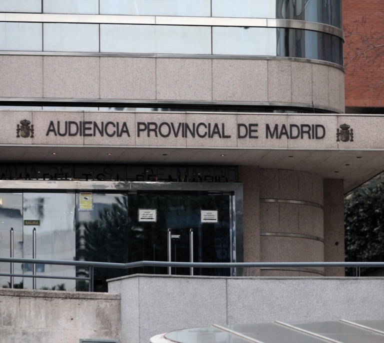 La Audiencia de Madrid absuelve a un hombre al no probarse que estuviera borracho cuando rozó un coche aparcando