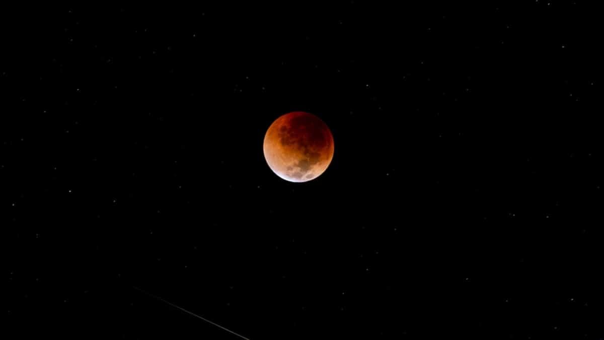 Las nubes complican ver el eclipse lunar de este domingo