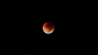 Las nubes complican ver el eclipse lunar de este domingo