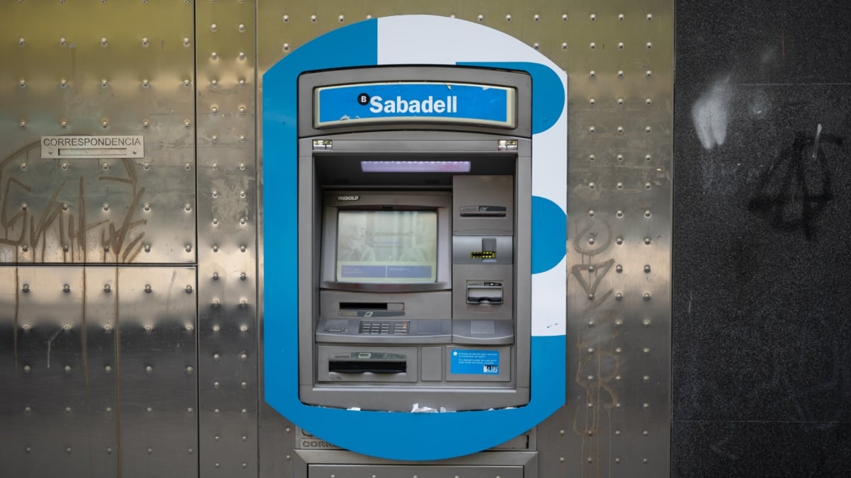 La guerra de BBVA y Sabadell por captar clientes en plena opa: ofrecen más de 700 euros por sus cuentas online