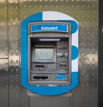 La guerra de BBVA y Sabadell por captar clientes en plena opa: [...]