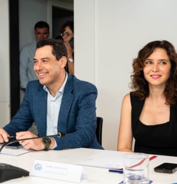 Feijóo intenta nadar entre la posición de Ayuso y de Moreno sobre [...]