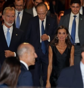 Los Reyes abren su palco del Palacio Real por primera vez en [...]
