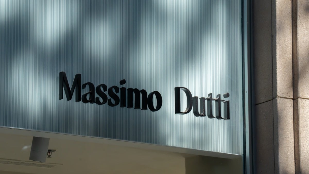 Cartel de una tienda Massimo Dutti, en el centro de Barcelona.