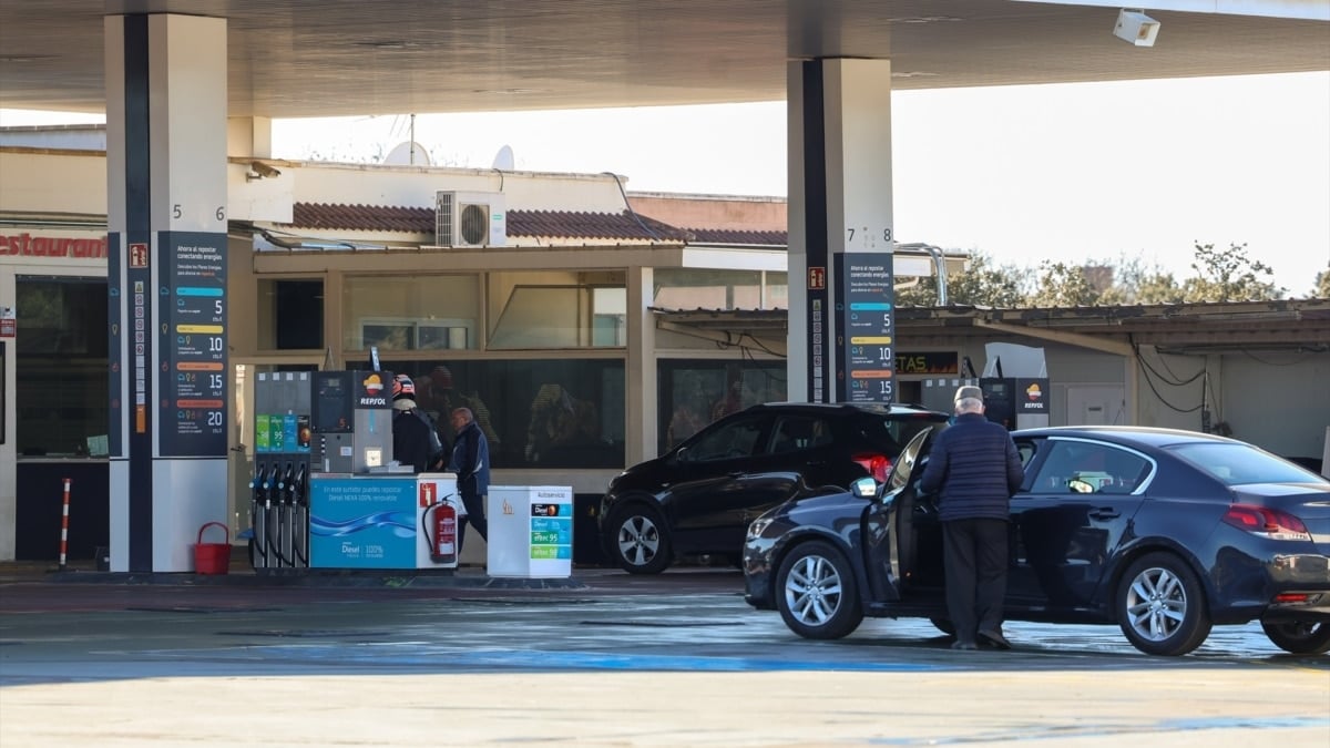 El precio de los carburantes sigue bajando en España y se mantiene por debajo de la media europea