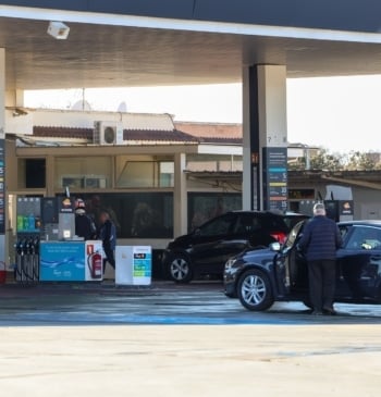 El precio de los carburantes sigue bajando en España y se mantiene [...]