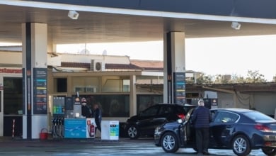 El precio de los carburantes sigue bajando en España y se mantiene por debajo de la media europea