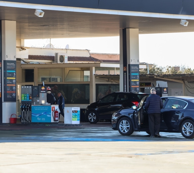 El precio de los carburantes sigue bajando en España y se mantiene por debajo de la media europea