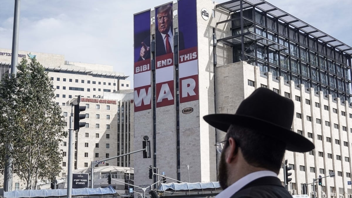 Una pancarta en Jerusalén que representa al presidente estadounidense Trump se dirige a Netanyahu exigiendo el fin de la guerra.