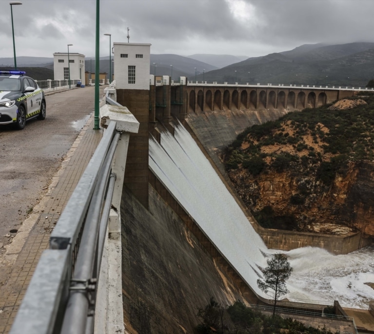 La alerta roja por lluvias extremas en Valencia se mantendrá hasta la medianoche de hoy