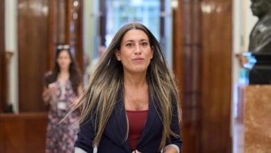 Junts pacta con el Gobierno que grandes empresas deban atender en catalán, incluso fuera de Cataluña