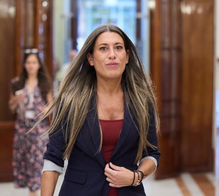 Junts pacta con el Gobierno que grandes empresas deban atender en catalán, incluso fuera de Cataluña