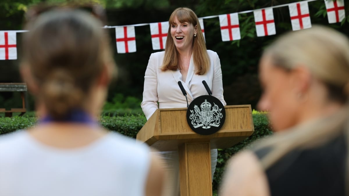 La viceprimera ministra del Reino Unido, Angela Rayner, pronuncia un discurso en una recepción celebrada en el número 10 de Downing Street