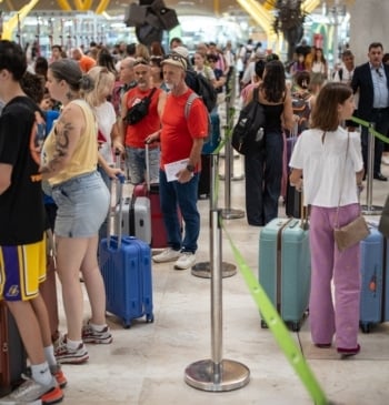 Hora y media de espera en Barajas en el segundo día de [...]