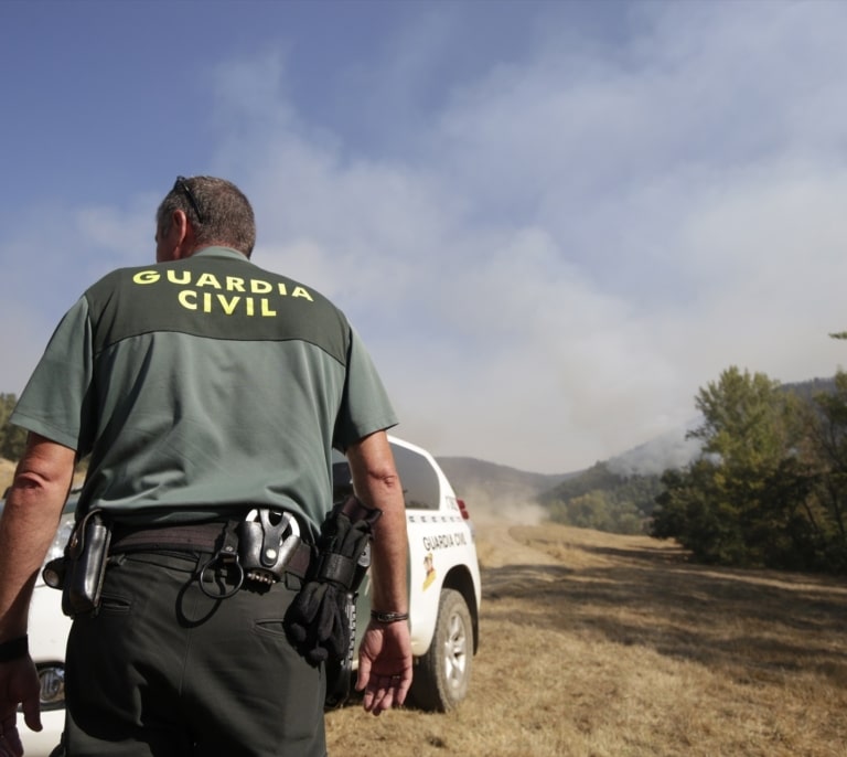 Controlado incendio en taller de Caudete con varios vehículos calcinados