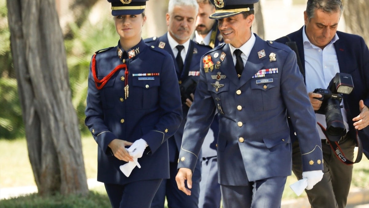 Leonor ingresa en la Academia del Aire para iniciar su último año de formación militar y ya prueba el simulador de vuelo