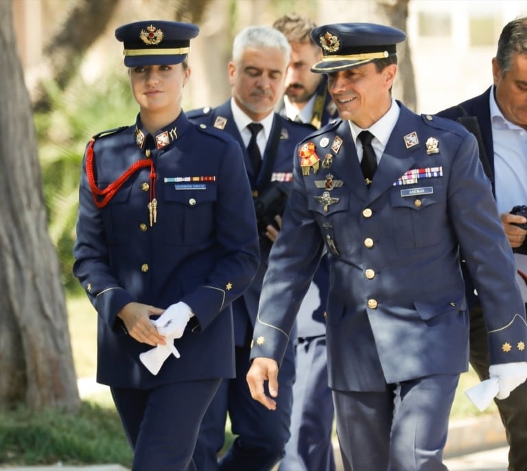 Leonor ingresa en la Academia del Aire para iniciar su último año de formación militar y ya prueba el simulador de vuelo
