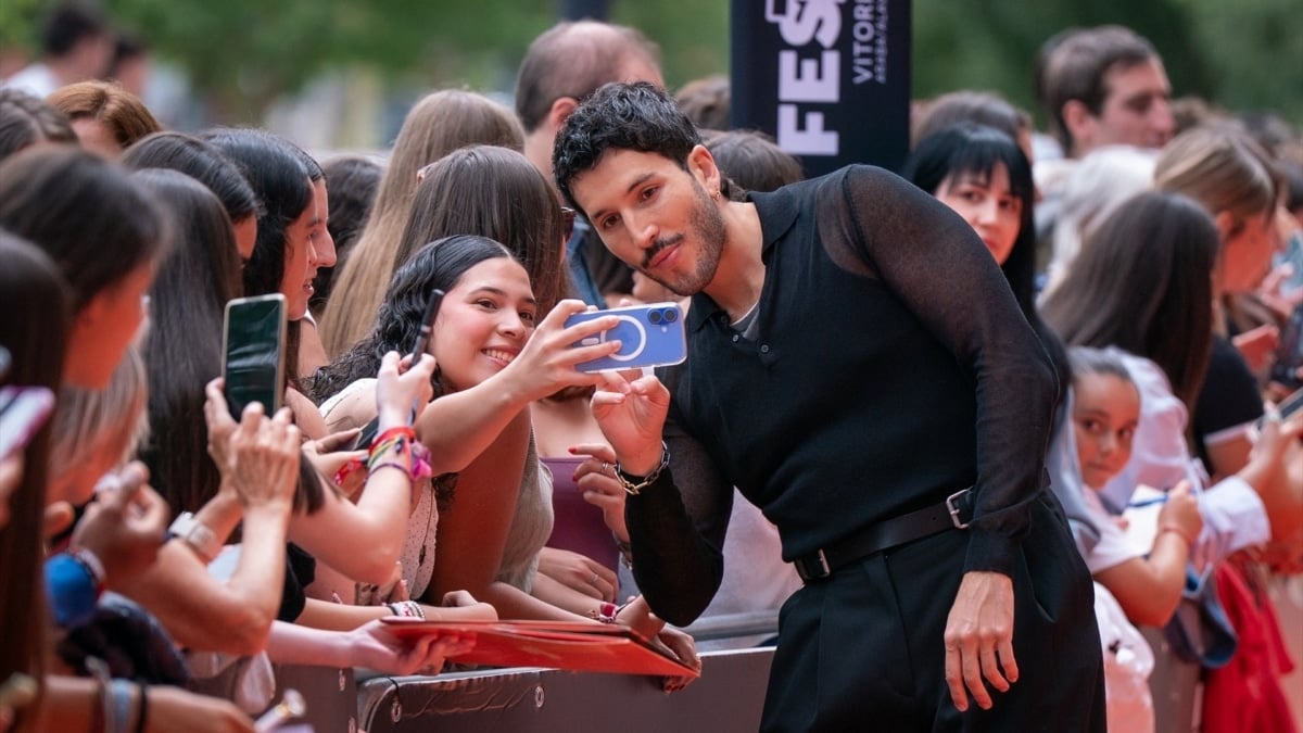Sebastián Yatra saluda a los fans en el FesTVal de Vitoria.