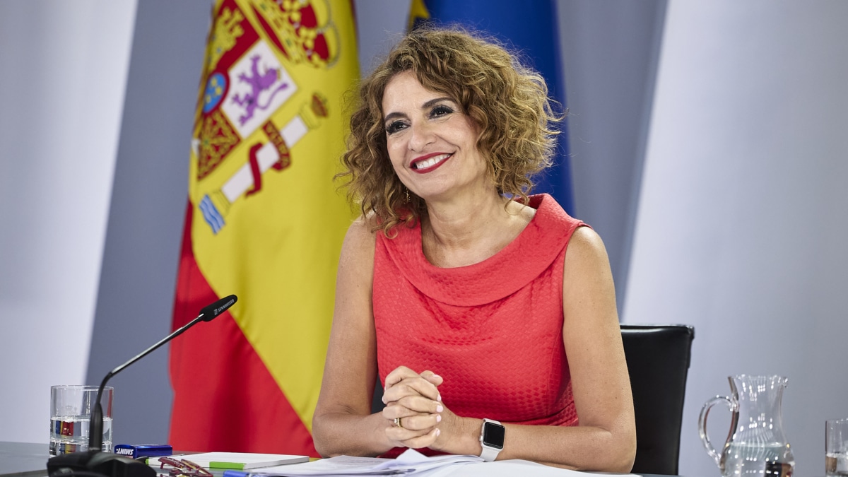 Montero rebate a la Autoridad Fiscal y defiende que las CCAA podrán destinar el ahorro de la quita a gasto social