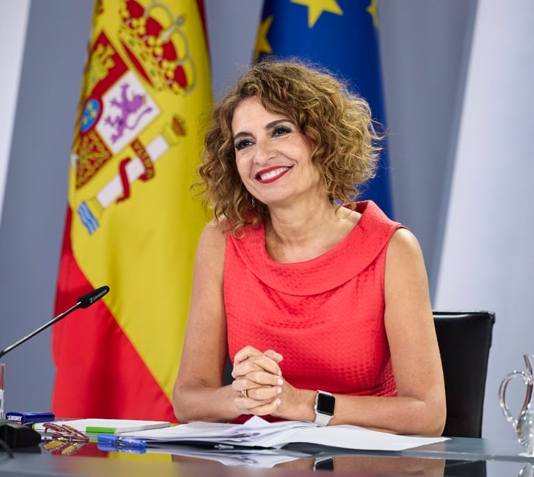 Montero rebate a la Autoridad Fiscal y defiende que las CCAA podrán destinar el ahorro de la quita a gasto social