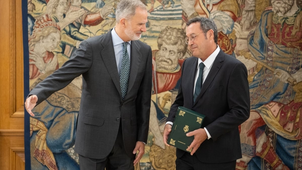 Álvaro García Ortiz entrega al Rey la Memoria de la Fiscalía.