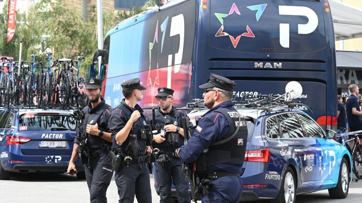 El Israel Premier-Tech sigue en carrera pese a la presión del director técnico de la Vuelta a España para que abandonen