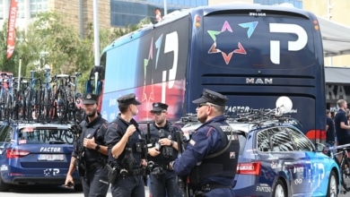 El Israel Premier-Tech sigue en carrera pese a la presión del director técnico de la Vuelta a España para que abandonen