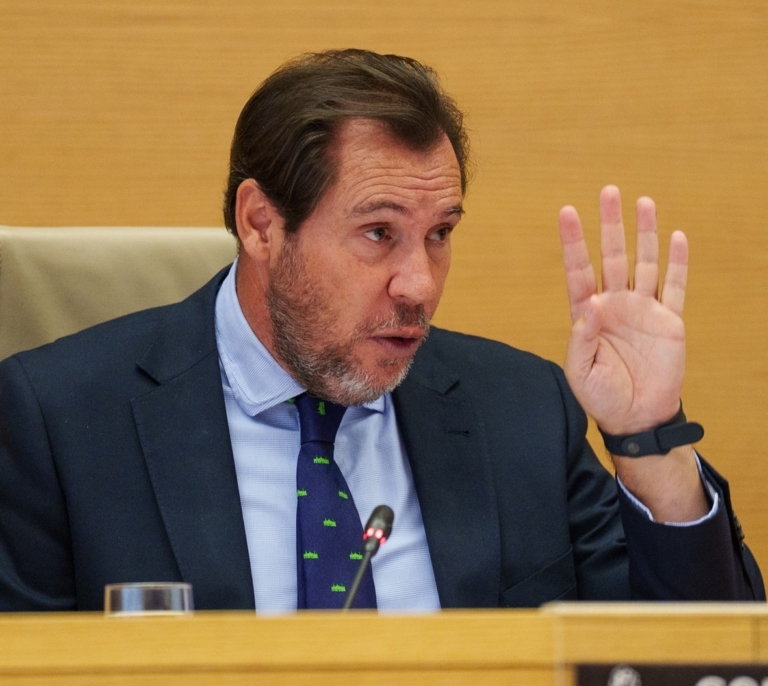 Puente, a la carga contra Ryanair: "Seguirá ganando viajeros pero no con el chantaje al Gobierno"