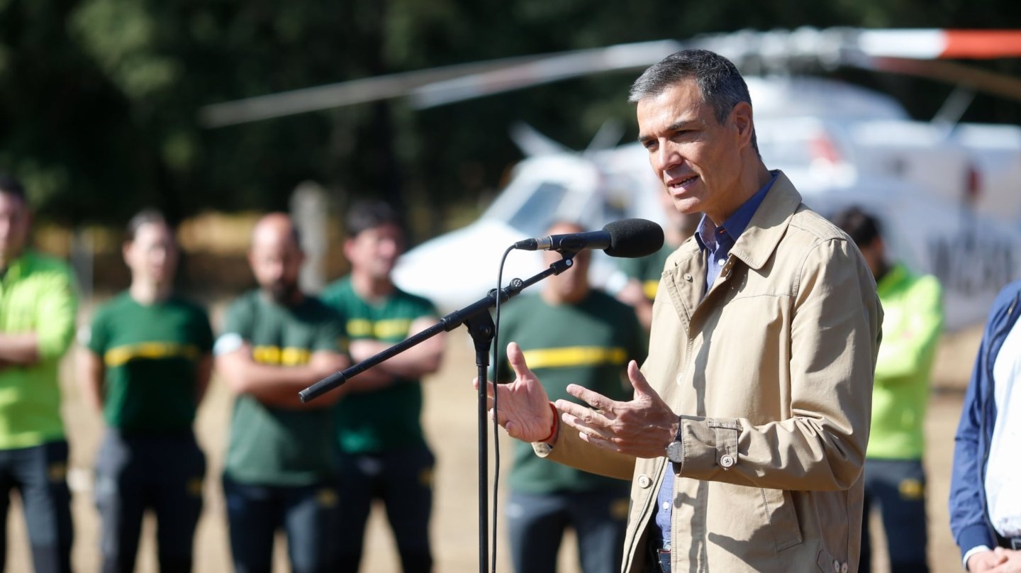 El presidente del Gobierno, Pedro Sánchez, interviene durante su visita la base de la Brigada de Refuerzo en Incendios Forestales (BRIF) de Tabuyo del Monte (León), a 5 de septiembre de 2025, en Tabuyo del Monte, León, Castilla y León (España). La BRIF de Tabuyo del Monte ha participado activamente en las tareas de extinción de los incendios que han afectado a Castilla y León en el último mes, unos fuegos que han arrasado diversas zonas principalmente en las provincias de León y Zamora. En el marco de esta oleada de incendios, Sánchez ya se trasladó a zonas afectadas en Castilla y León, en concreto a Villablino (León) y a Molezuelas de la Carballeda (Zamora) el pasado 17 de agosto. Carlos Castro / Europa Press 05 SEPTIEMBRE 2025;SANCHEZ;INCENDIO;BRIGADAS FORESTALES 05/9/2025
