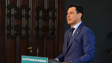 Juanma Moreno arranca precampaña con Feijóo bajo la (alargada) sombra del crecimiento de Vox