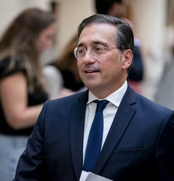 Albares dice que España "tiene todo el derecho" a reconocer sus lenguas [...]