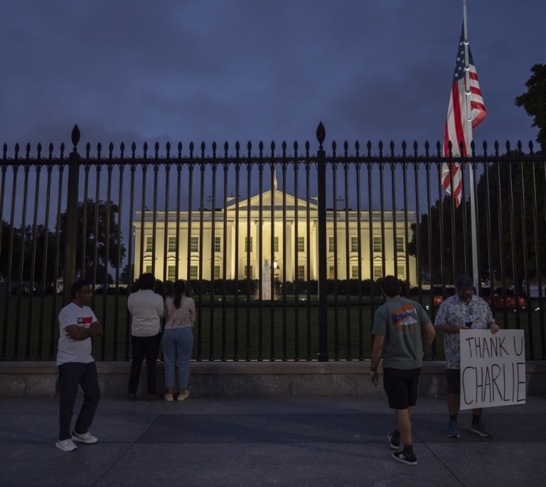 El FBI sigue buscando al asesino de Kirk e insiste en la colaboración ciudadana