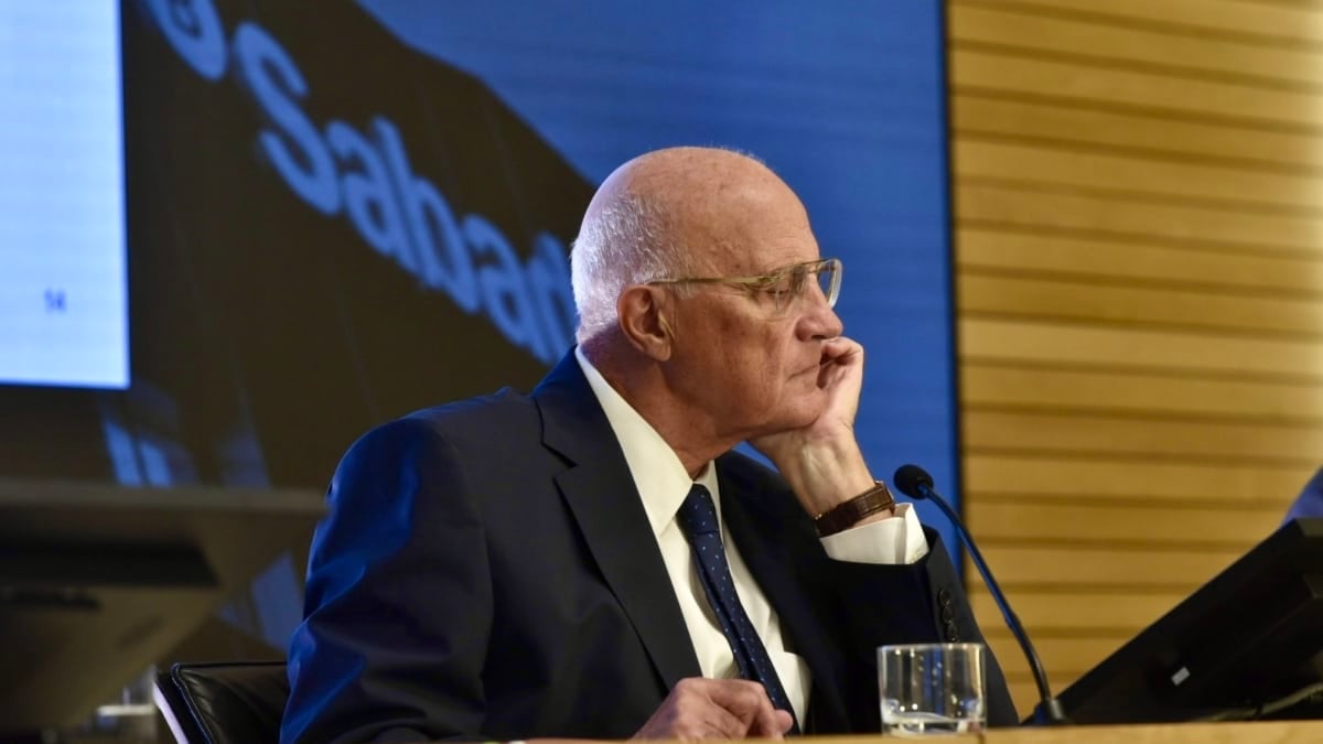 El presidente de Banco Sabadell, Josep Oliu, durante una rueda de prensa.
