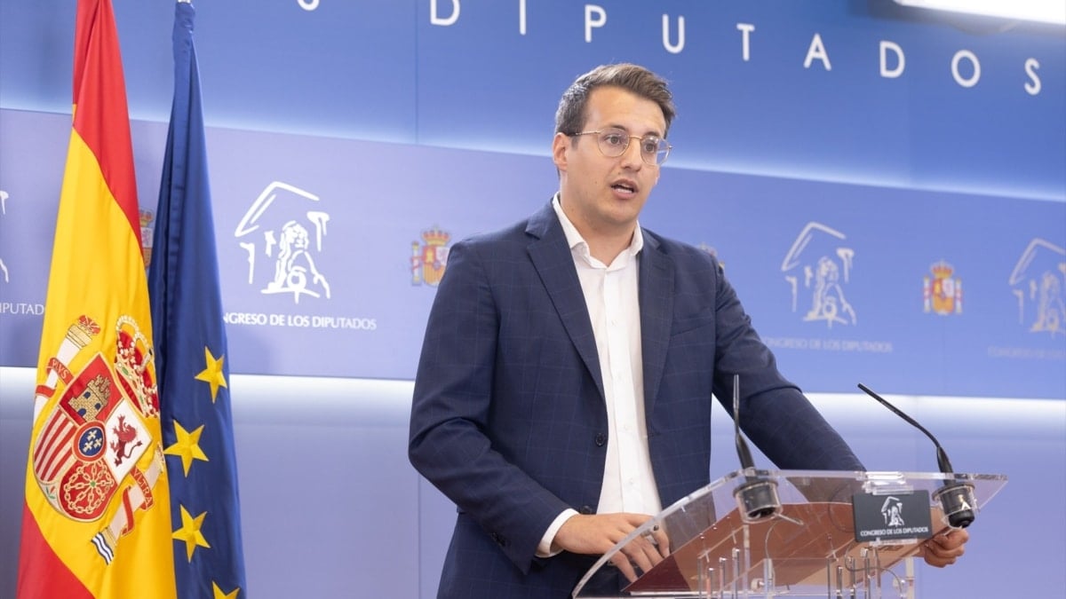 Jorge Pueyo, diputado de Chunta Aragonesista dentro del Grupo Plurinacional de Sumar, en una rueda de prensa en el Congreso